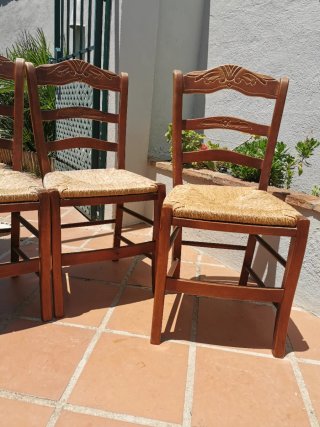 Juego de 4 sillas de madera
