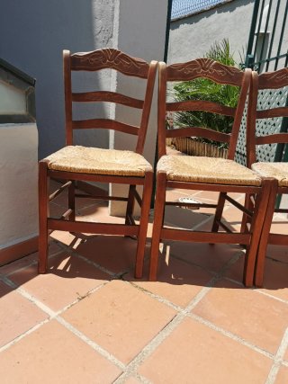 Juego de 4 sillas de madera