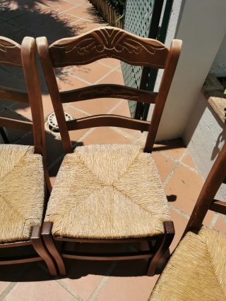 Juego de 4 sillas de madera