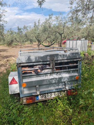 Remolque metálico gris