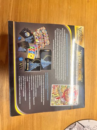 Caja Entrenador Élite Megaevolución Lucario Esp