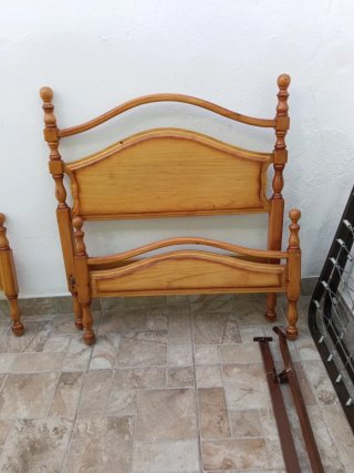 2 Camas de 90 cm madera y metal