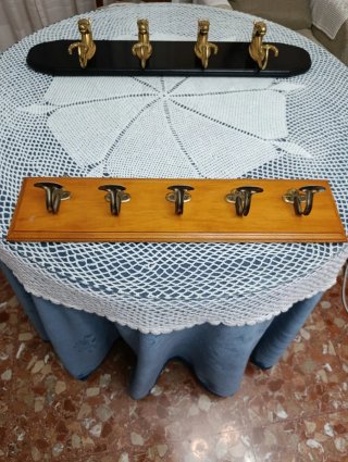 Perchero de madera con ganchos dorados