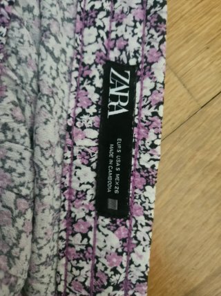 Falda Zara floral morada y blanca