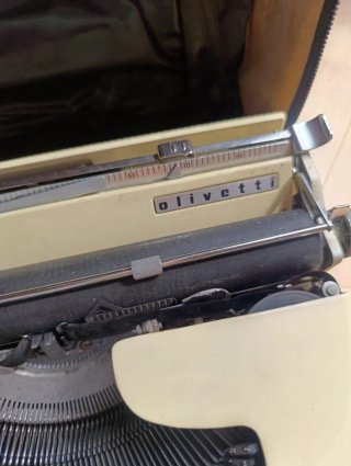 Máquina de escribir Olivetti Pluma 22