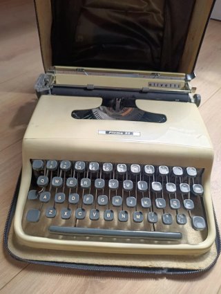 Máquina de escribir Olivetti Pluma 22