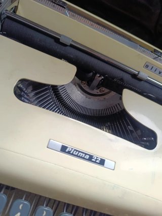 Máquina de escribir Olivetti Pluma 22