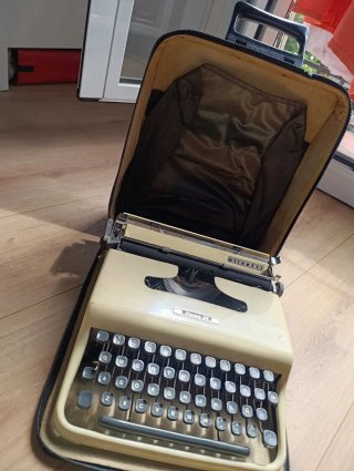 Máquina de escribir Olivetti Pluma 22