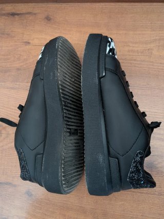Zapatillas negras con estampado