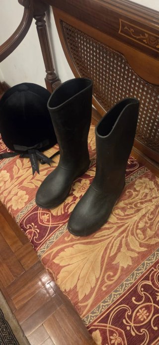 Casco y botas hípica