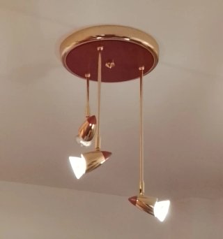 Lámpara colgante dorada y madera