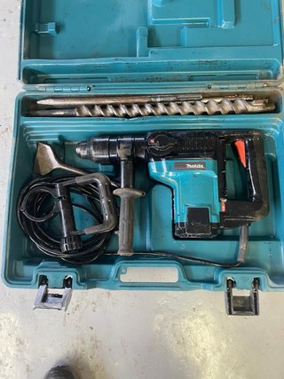 Martillo perforador Makita con accesorios