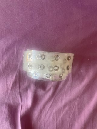Cinturón de plástico transparente con ojales