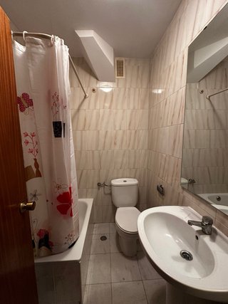 Habitacións, con baños, calefacción, ascensor.....