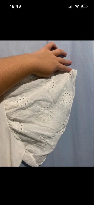 Camiseta blanca con mangas bordadas