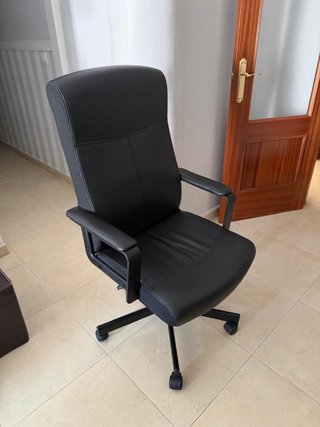 Sillón de escritorio cuero negro buen estado