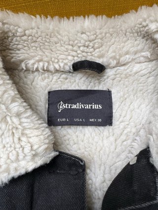 Chaqueta vaquera negra con borrego Stradivarius