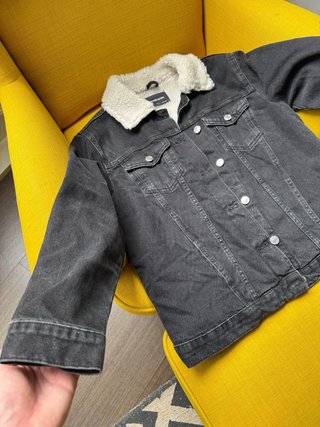 Chaqueta vaquera negra con borrego Stradivarius