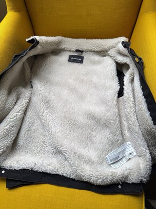 Chaqueta vaquera negra con borrego Stradivarius