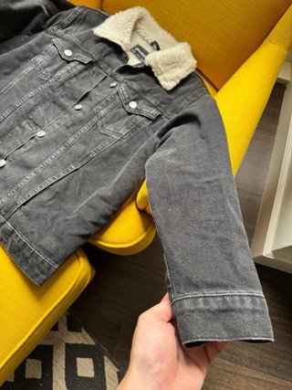 Chaqueta vaquera negra con borrego Stradivarius