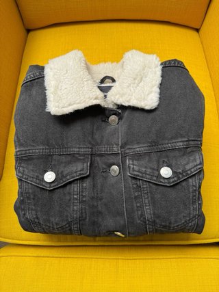 Chaqueta vaquera negra con borrego Stradivarius