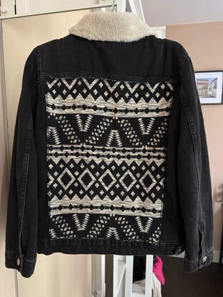 Chaqueta vaquera negra con borrego Stradivarius