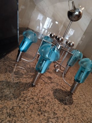 Lámpara de mesa azul y plateada