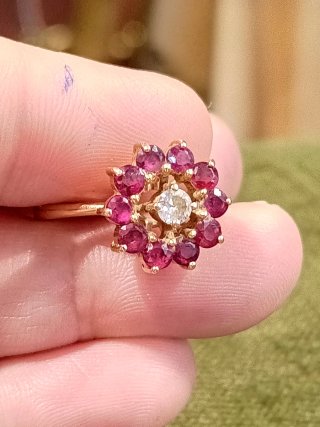 ESPECTACULAR ANILLO ELABORADO EN ORO 18K RUBÍES