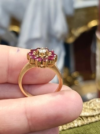 ESPECTACULAR ANILLO ELABORADO EN ORO 18K RUBÍES