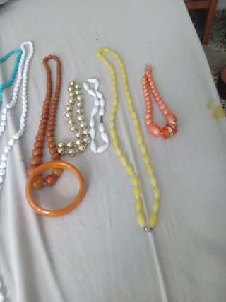 Collares y pulsera de cuentas