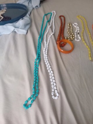 Collares y pulsera de cuentas