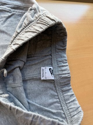 Pantalón corto Nike gris básico