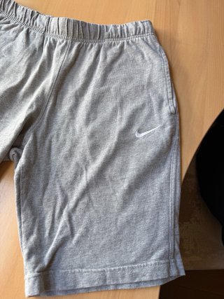 Pantalón corto Nike gris básico