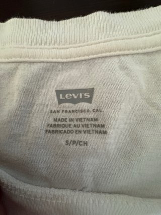 Camiseta Levi's floral verde y blanca