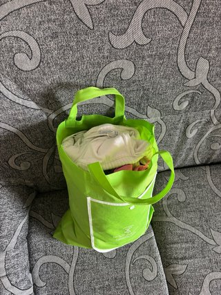 Borsa sorpresa con abbigliamento verde