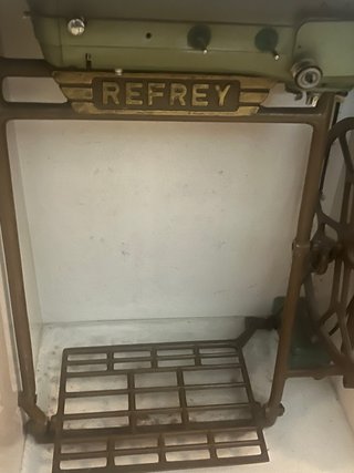 Máquina de coser Refrey antigua