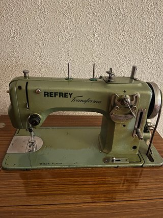 Máquina de coser Refrey antigua