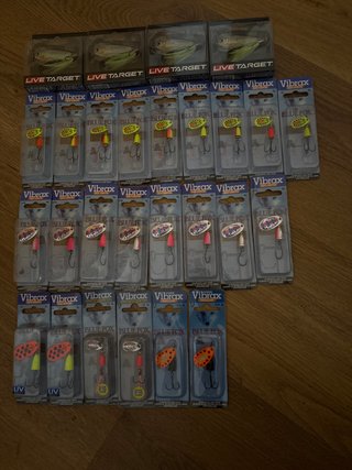 Lote de señuelos de pesca Vibrax y Live Target