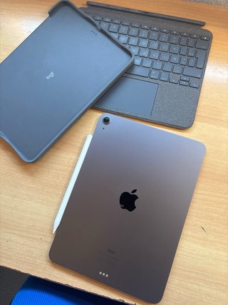 iPad Air 4 + Funda Logitech Combo Touch