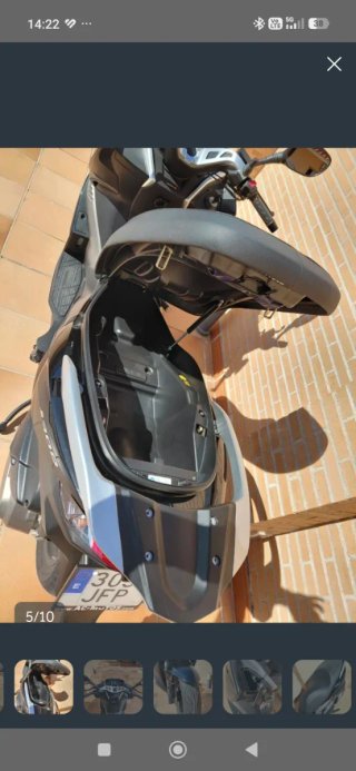 Kawasaki J300 Maxi Scooter Negra
