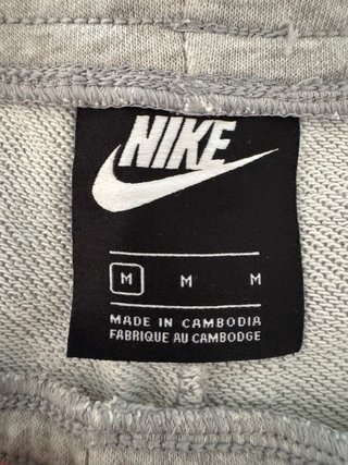Pantalón corto Nike gris