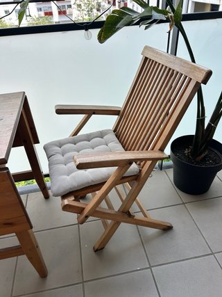 2 Sillas de madera con cojín + mesa extensible