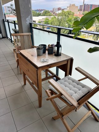 2 Sillas de madera con cojín + mesa extensible
