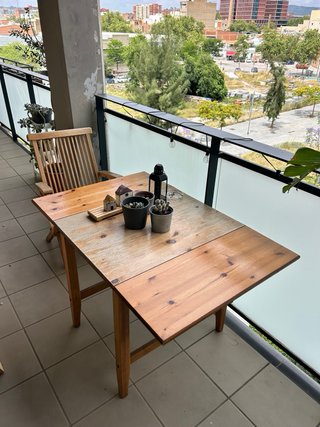 2 Sillas de madera con cojín + mesa extensible