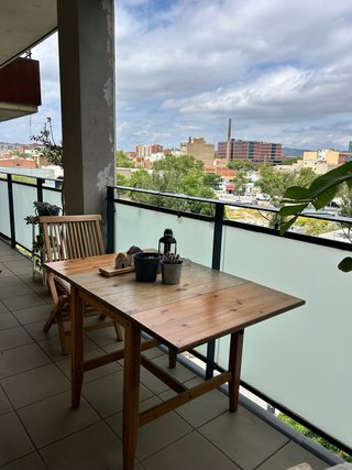 2 Sillas de madera con cojín + mesa extensible