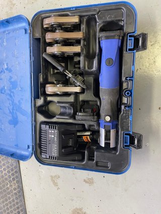 Prensadora Geberit ACO 203plus con bateria