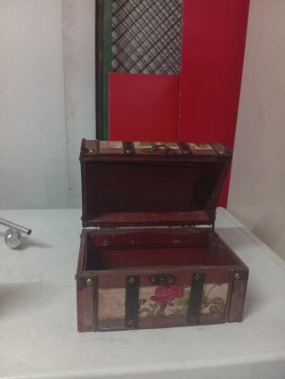Cofre de madera con diseño floral
