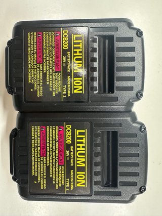 Cargador y 2 Baterías DCB112
