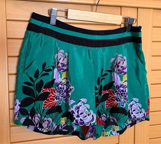 Pantalón corto verde floral