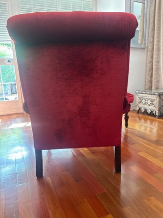 Sillón orejero de terciopelo rojo